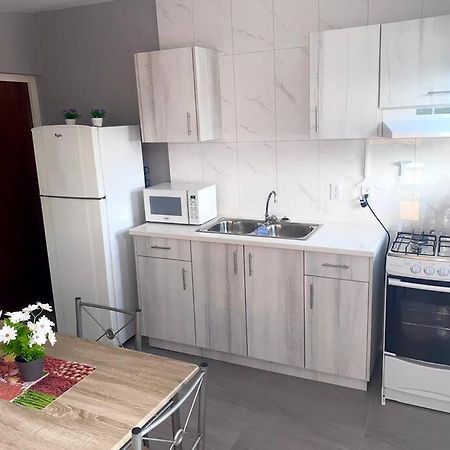 Cozy 1-Bedroom Apartment Close To City Center 빌렘스타트 외부 사진