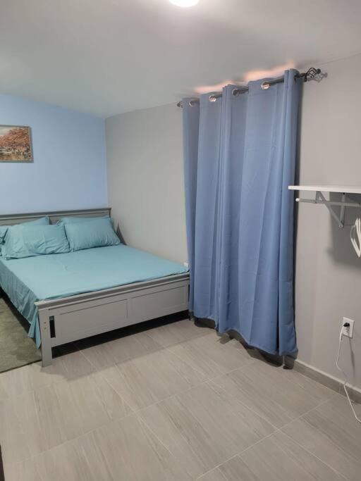 Cozy 1-Bedroom Apartment Close To City Center 빌렘스타트 외부 사진